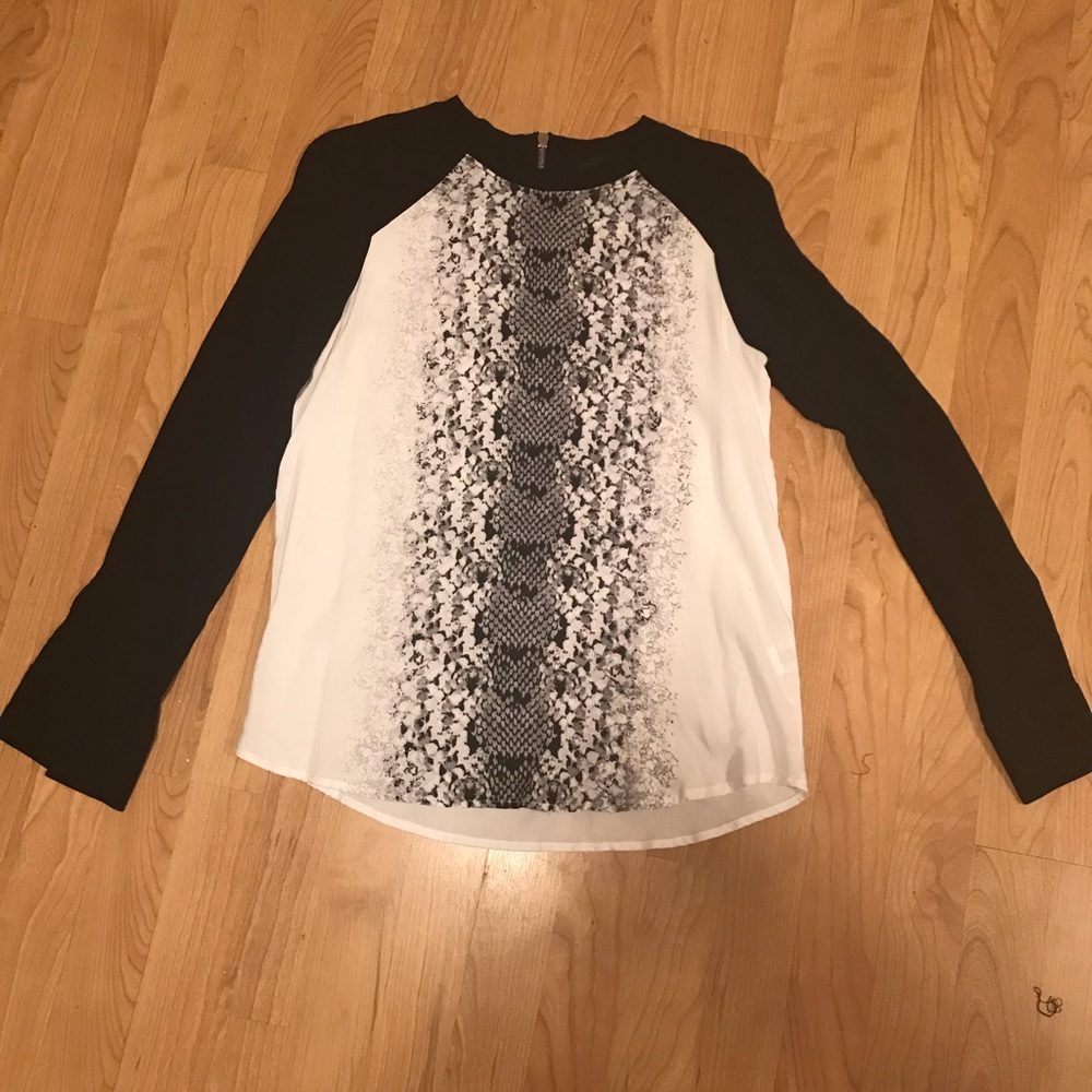Soft, blousy zip back tee 😘
